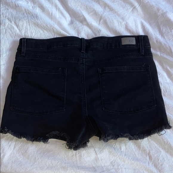 Tilly’s Black Distressed Denim Shorts - Picture 2 of 3